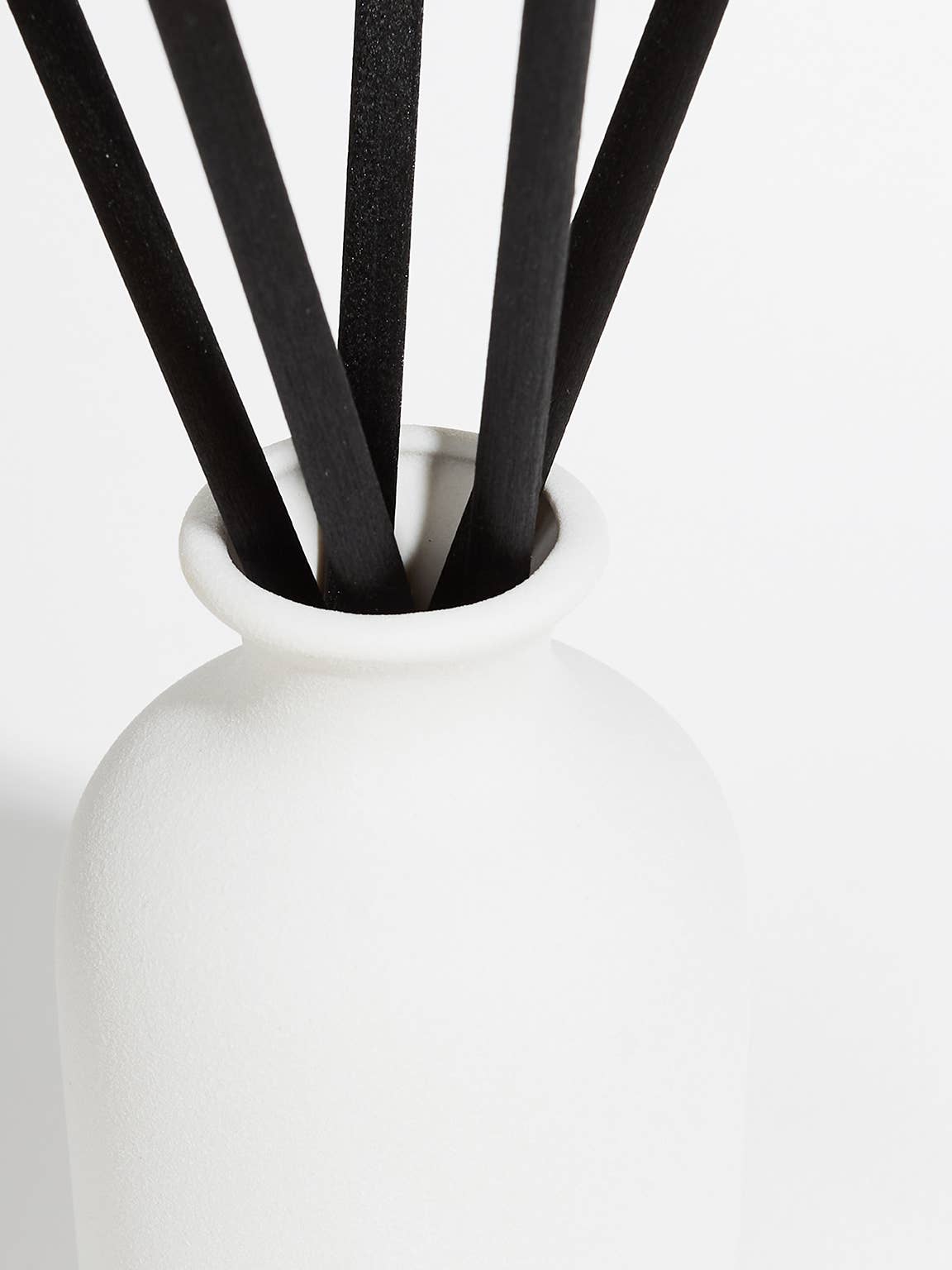 Helm London Thyme & Bergamot Luxury Reed Diffuser at Joetie Home Fragrance. Luxury Handmade Apothecary Soy Candles