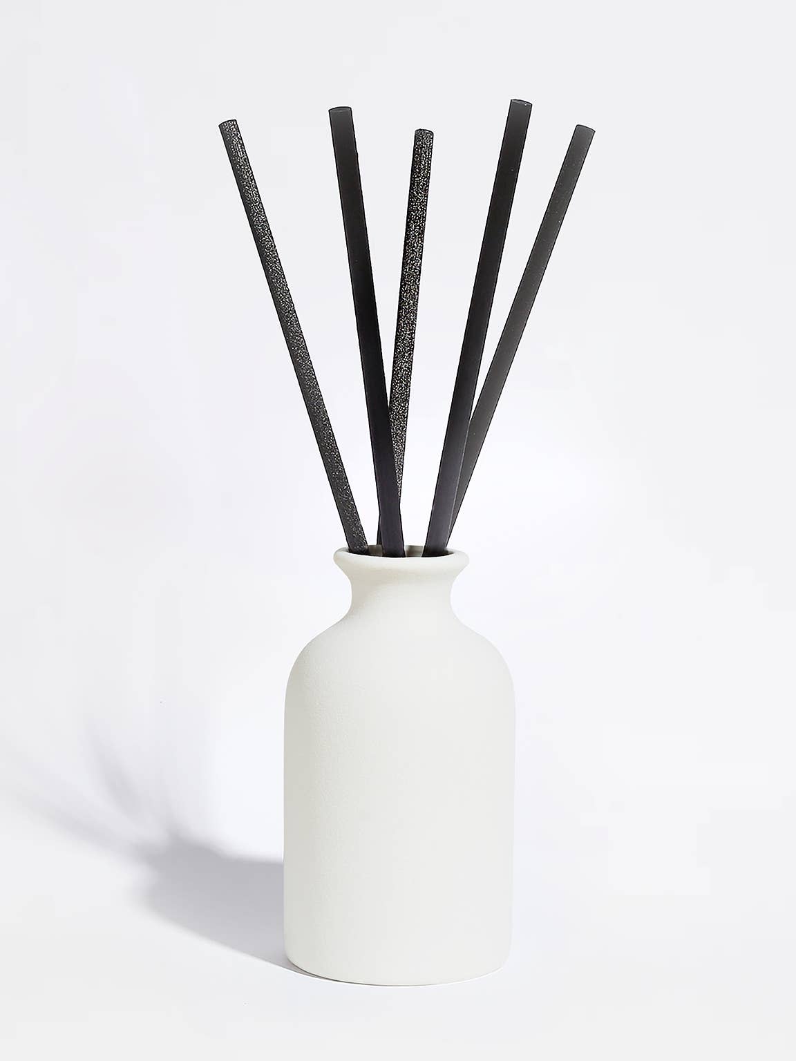 Helm London Tobacco & Vanilla Ceramic Luxury Reed Diffuser at Joetie Home Fragrance. Luxury Handmade Apothecary Soy Candles